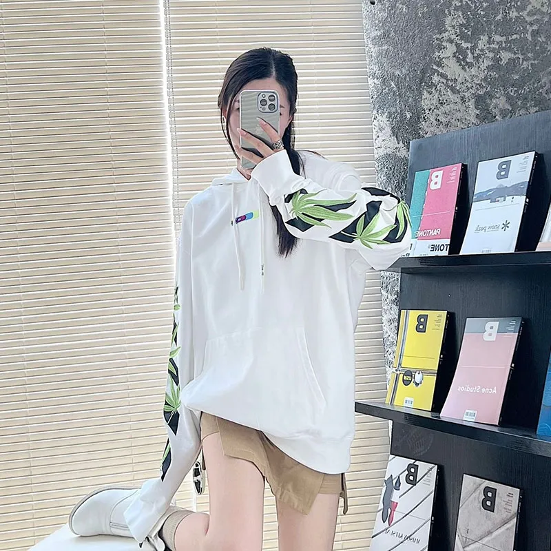 ♻️💯Refer to the model picture for the upper body❤️[New style] 22SS top version OFFWHITE OW lucky leaf embroidery print men and women couples the same trendy pure cotton loose autumn and winter hooded sweatshirt. This year's environmentally friendly series is indeed a bit interesting, all centered around plants. The combination of lucky leaves and arrows has a slightly fresh and artistic style. The front panel printing uses Tajima embroidery printing and superimposed embroidery technology, with a yellow background, a second layer of blue, and the last layer is purple OFF. The embroidery is raised and has a tactile feel. The arrows on the back are made using imported glue technology and then put on the embroidery machine. The printing is realistic and full. Ye Jing's expression is very obvious. Customized three-label auxiliary materials to perfectly restore ZP.  Color: black and white Size: XS-L P:430